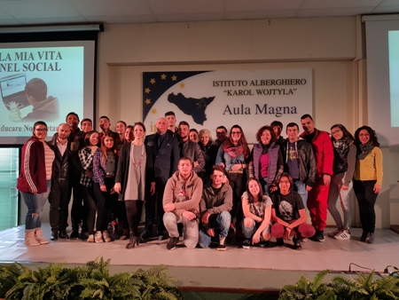 Gli alunni dell’Istituto “Karol Wojtyla” di Catania plesso viale tIrreno hanno condiviso lo spettacolo “La mia vita nei social” del regista Salvo Troina in collaborazione con l’Associazione “Giustizia e Pace”