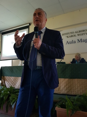 Il questore Alberto Francini incontra gli studenti dell’Alberghiero “Karol Wojtyla” di Catania intrattenendoli sulla situazione logistica degli stadi e la tifoseria