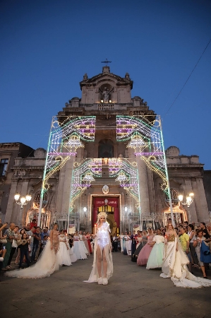 Nel cuore della fiera di Catania una sfilata di moda per omaggiare la Madonna del Carmelo