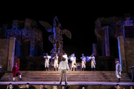 Un minuto di silenzio in ricordo della tragedia di Genova degli oltre quattromila spettatori dell’applaudita Tosca del festival “Taormina Opera