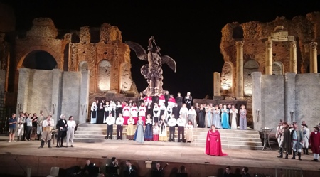 Un minuto di silenzio in ricordo della tragedia di Genova degli oltre quattromila spettatori dell’applaudita Tosca del festival “Taormina Opera