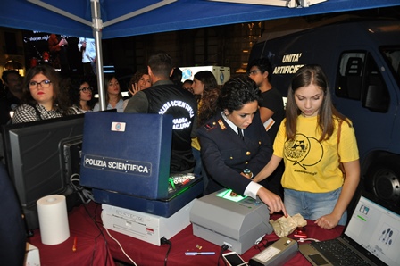 Stand della Polizia illustrate le tecniche di contrasto al crimine