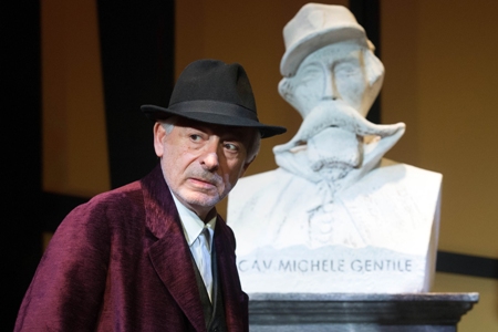 Leo Gullotta è l’arguto professor Toti del “Pensaci, Giacomino!” di Luigi Pirandello, in scena al Teatro Stabile di Catania