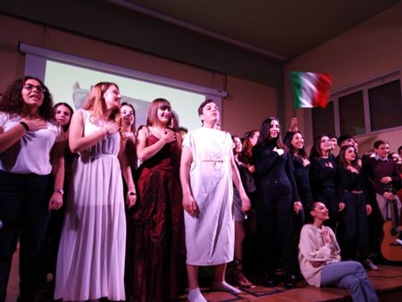 Gran successo al Liceo Classico Statale “N. Spedalieri” per lo spettacolo “Pillole di latino – Eneide in musica” nella Notte dei licei classici