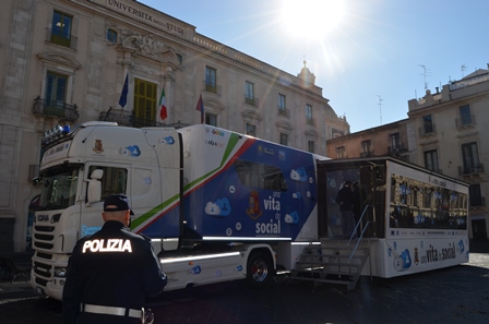 “Diffondere una cultura della legalità e della sicurezza in rete” ha osservato il questore di Catania Alberto Francini, per il truck della VI edizione di “Una vita da social”