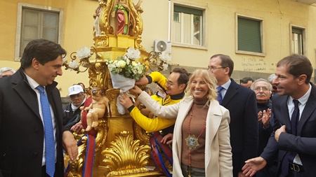 La Candelora di Monsignor Ventimiglia si ferma in via Monfalcone, che diventa la strada-salotto di Catania per iniziativa di Mariella Gennarino e dei commercianti