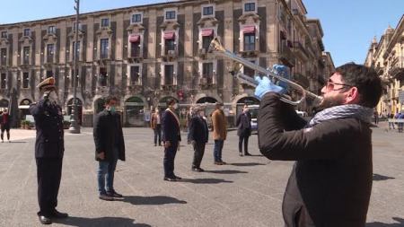 Coronavirus un minuto di silenzio nel ricordo delle vittime dell’epidemia di tutta Italia.  Catania, il sindaco Pogliese rende omaggio alle vittime in piazza Duomo