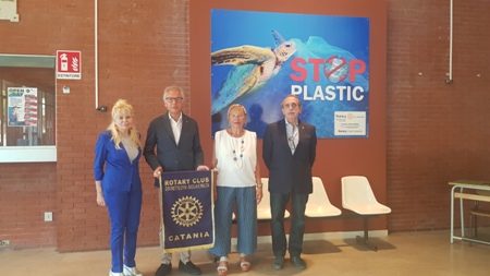 Il presidente del Rotary Club “Catania”, all’Istituto Alberghiero “Karol Wojtyla” di Catania consegna i pannelli del progetto “Plastic free waters”