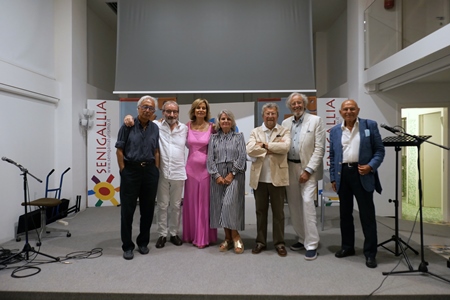 La temperie di un’epoca italiana rivissuta a Senigallia sulla rotonda sul mare, grazie allo spettacolo ideato per presentare ancora su questo lido adriatico il volume “Ercole Patti. Tutte le opere”cronista, romanziere, cineasta, cantore dello struscio in