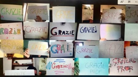 Scuola, gli auguri di Natale durante la didattica a distanza: sullo schermo della prof compaiono i cartelli “Grazie”