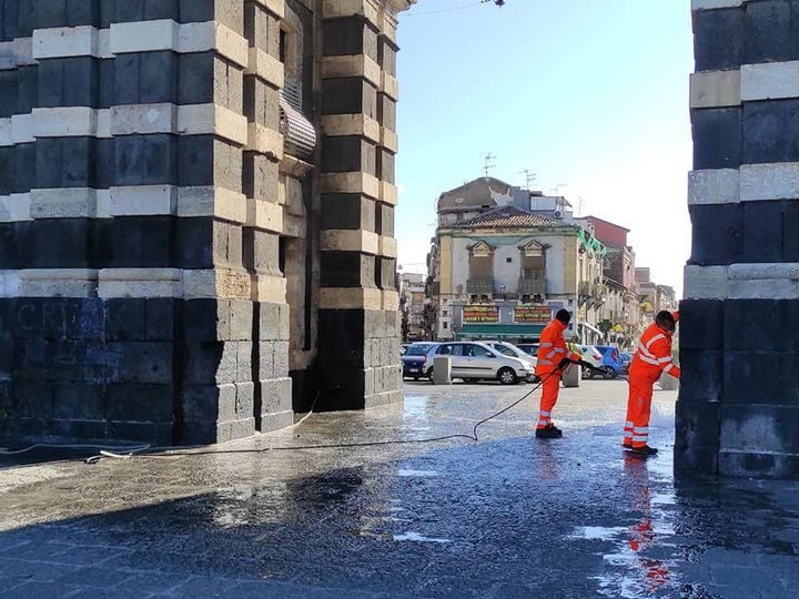 Porta Garibaldi, rimosse scritte di gruppi criminali per segnare la zona di spaccio di droga