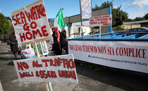 Lampedusa, 2.400 sbarchi in due giorni. Il miliare sotto anonimato: “Pericolo epidemie, temiamo di ammalarci”