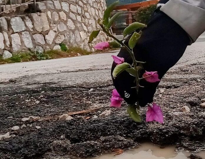 “Metti un fiore per ogni buca”, a lutto la sicurezza nelle strade