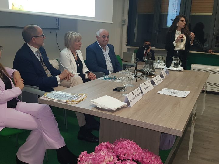 Al “Wojtyla” di Catania successo per la conferenza sul “Bere consapevole” con la partecipazione dei Rotary “Catania Etna Centenario”, “Catania Sud”, l’AMMI e con l’importante presenza di Nicola Fabbri