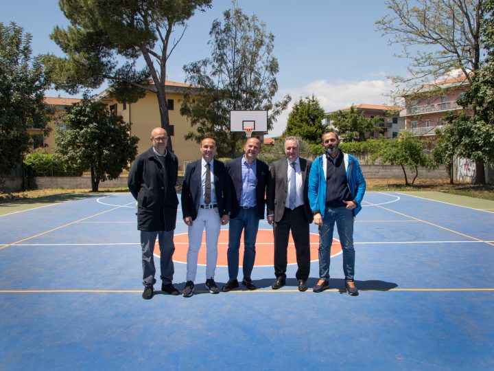 CONSEGNATO CAMPETTO DI VOLLEY E BASKET. L’assessore Cambria: «Ancora un nuovo spazio per lo sport e lo svago dei giovani»