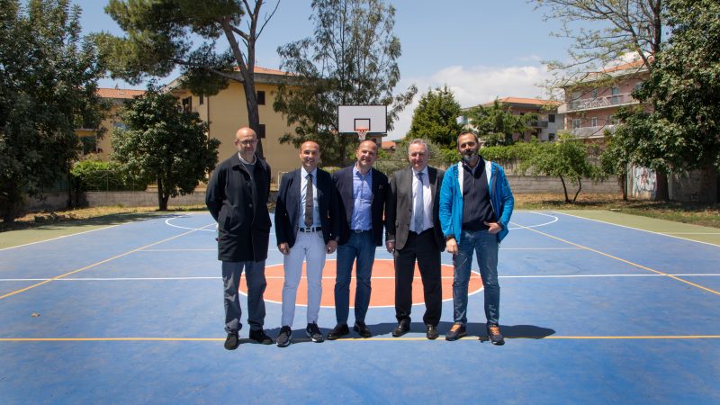 CONSEGNATO CAMPETTO DI VOLLEY E BASKET. L’assessore Cambria: «Ancora un nuovo spazio per lo sport e lo svago dei giovani»