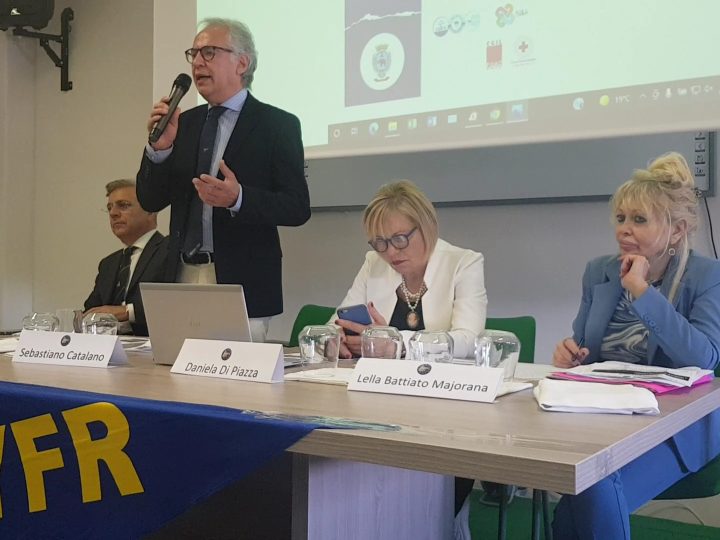 All’Istituto Alberghiero “Karol Wojtyla” di Catania importante incontro organizzato dal Rotary Catania Distretto 2110 Sicilia-Malta “Difesa dell’ecosistema marino. Scuola di mare “Paul Harris”. Progetto  “Plastic Free Waters”