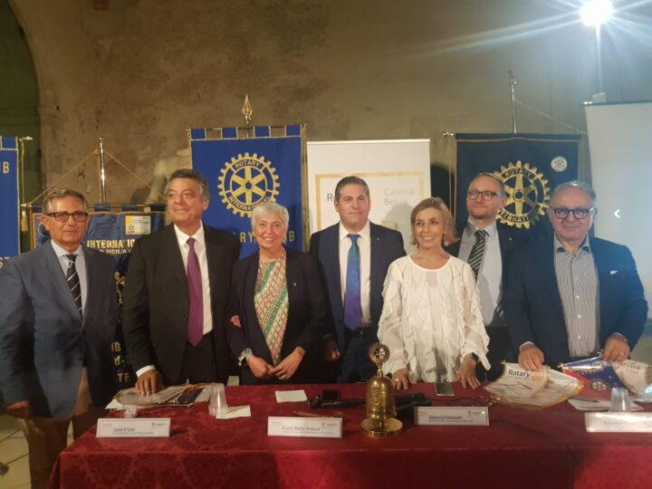 Nella prestigiosa sala della scuderie del Castello Ursino a Catania, si è  svolto con successo l’incontro del Rotary Club “Catania: recente passato e prossimo futuro” con i relatori Ingg. Tuccio D’Urso già D. G. Comune di Catania e Salvo Cocina D. G. Dipartimento Regionale Protezione Civile