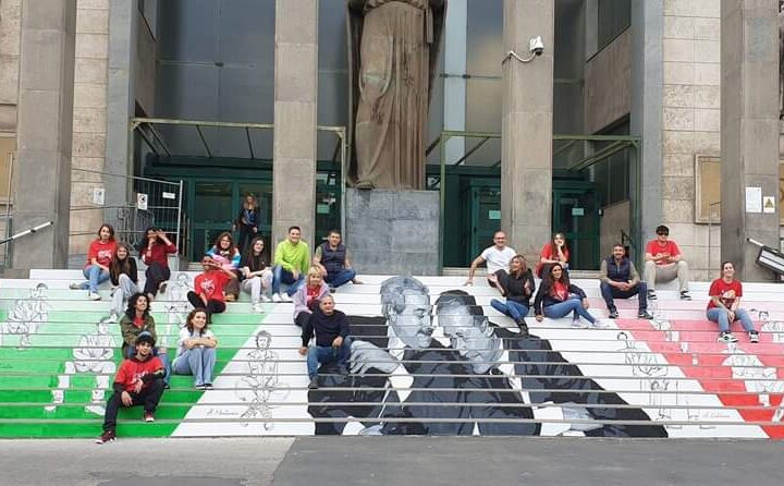 In ricordo di Giovanni Falcone “La scalinata della Giustizia” al tribunale di Catania, a cura dei ragazzi del liceo artistico “Emilio Greco”