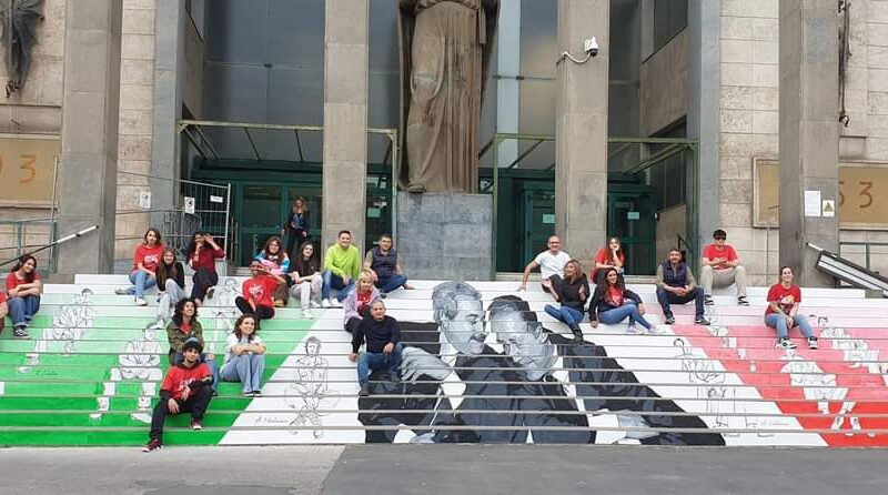 In ricordo di Giovanni Falcone “La scalinata della Giustizia” al tribunale di Catania, a cura dei ragazzi del liceo artistico “Emilio Greco”