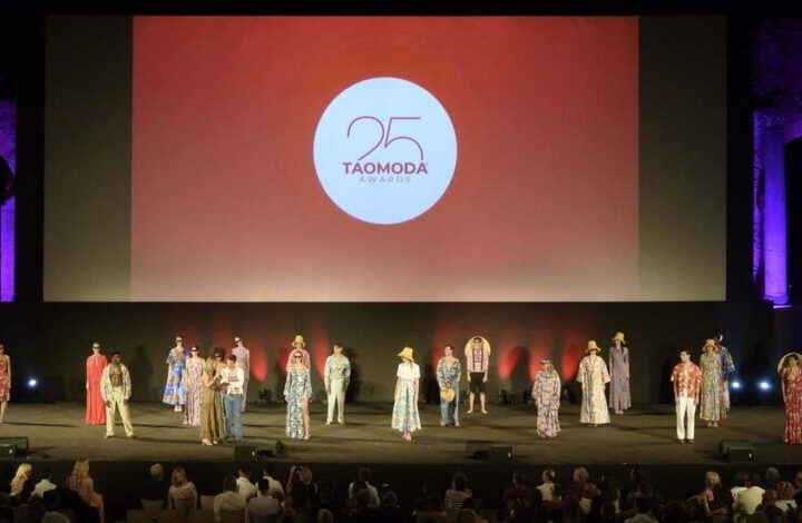 Taomoda Week 2024: un trionfo di moda, cinema e musica a Taormina Taomoda Week 2024, giunto alla 25.ma edizione, ha celebrato moda, cinema e musica al Teatro Antico di Taormina.