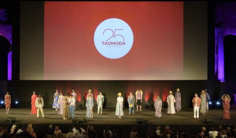 Taomoda Week 2024: un trionfo di moda, cinema e musica a Taormina Taomoda Week 2024, giunto alla 25.ma edizione, ha celebrato moda, cinema e musica al Teatro Antico di Taormina.