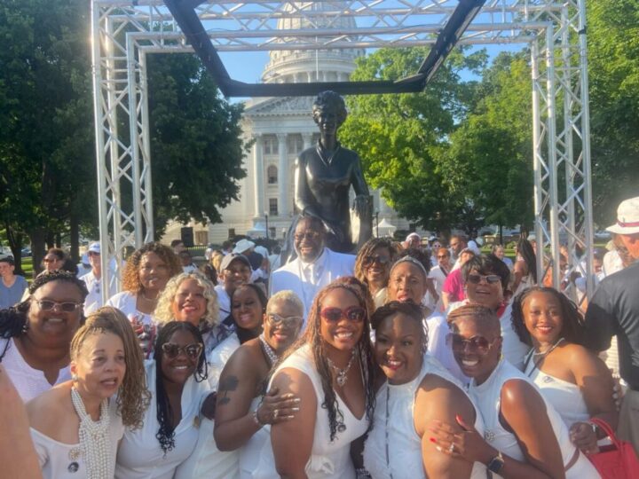 Evento storico mondiale nel Wisconsin di riscatto per gli afroamericani. Inaugurazione scultura dell’amata donna che ha lottato per i diritti civili Vel Phillips, presso il Campidoglio dello Stato. Cerimonia accolta da un’enorme folla Multietnica.