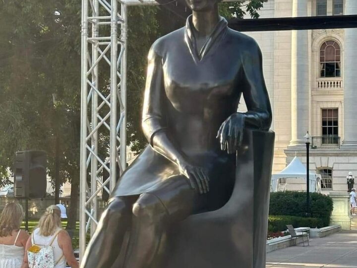 Il 29 luglio istallazione all’esterno della statua di Vel Phillips nel giorno del suo 100° compleanno. Un pubblico entusiasta con tanti visitatori e turisti.