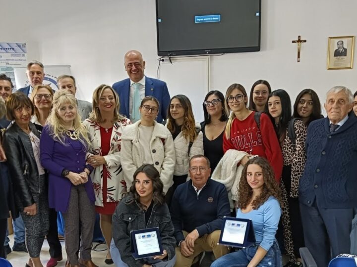 1° Premio al Merito “Migliori Studenti – Meritocrazia e Legalità” dell’IIS De Felice-Olivetti, riconoscimento di impegno scolastico e legalità accolto con successo dagli studenti.