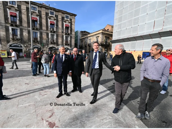 Emanuele Filiberto a Catania, le foto della visita tra i monumenti e gli incontri istituzionali.